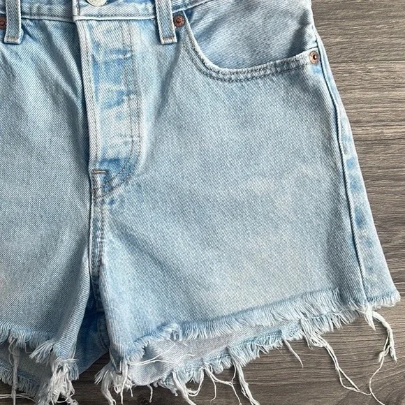 LEVI'S Wedgie Short Light Blue Wash Awesome Street High Rise Raw Hem US 25 - Picture 6 of 12